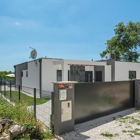 Beautiful Home In Tinjan With Jacuzzi Eksteriør billede