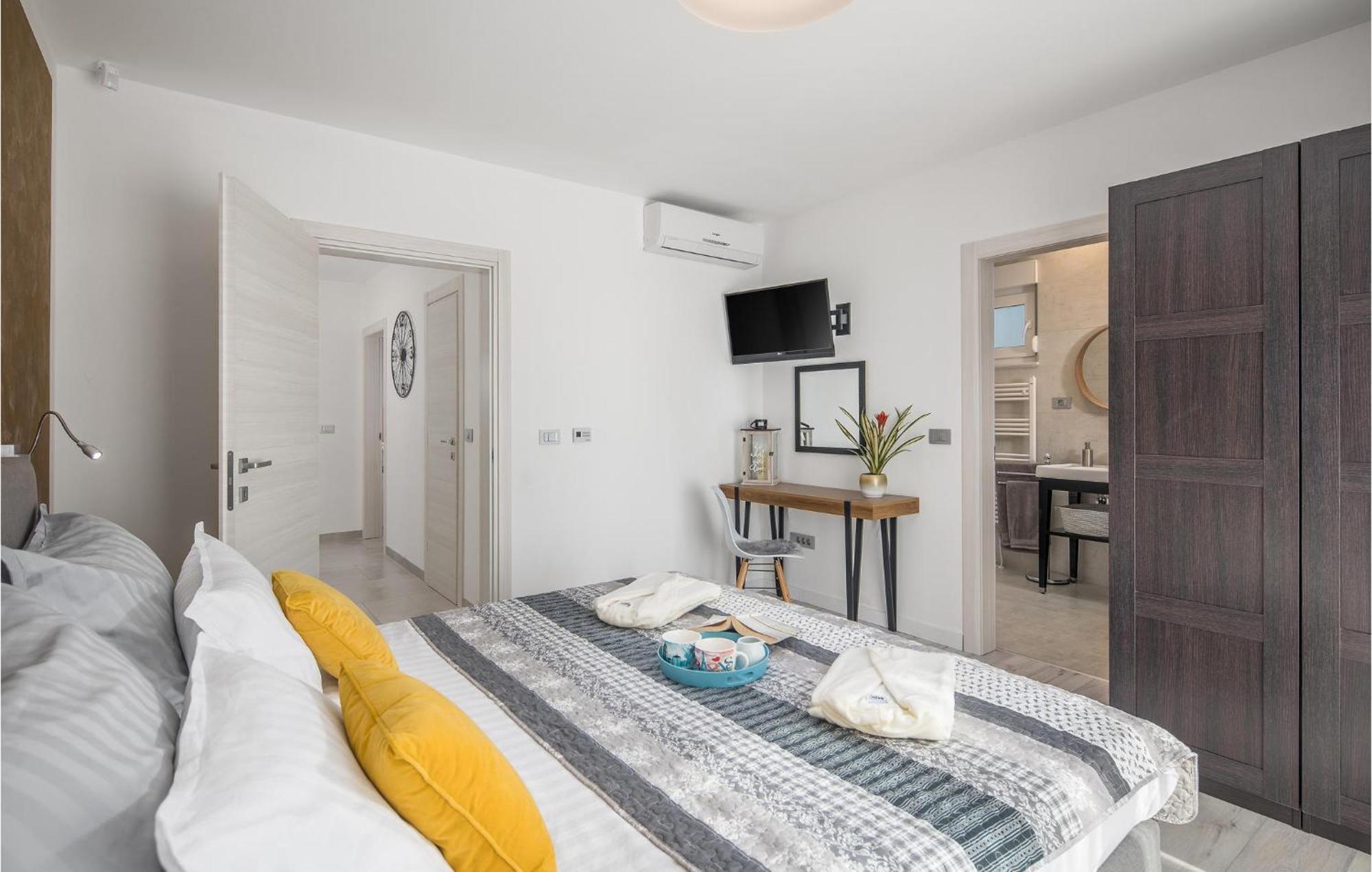 Beautiful Home In Tinjan With Jacuzzi Eksteriør billede