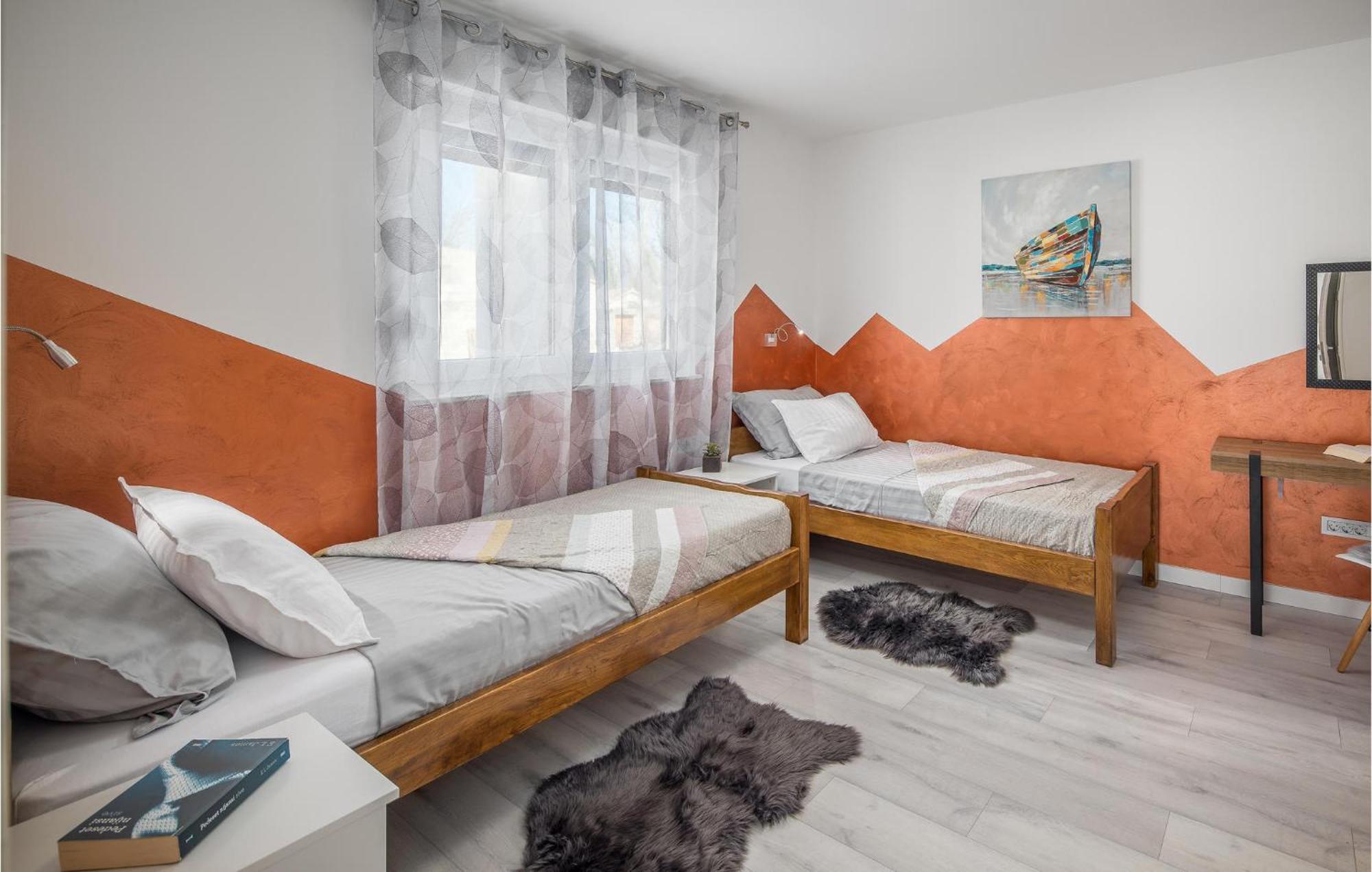 Beautiful Home In Tinjan With Jacuzzi Eksteriør billede