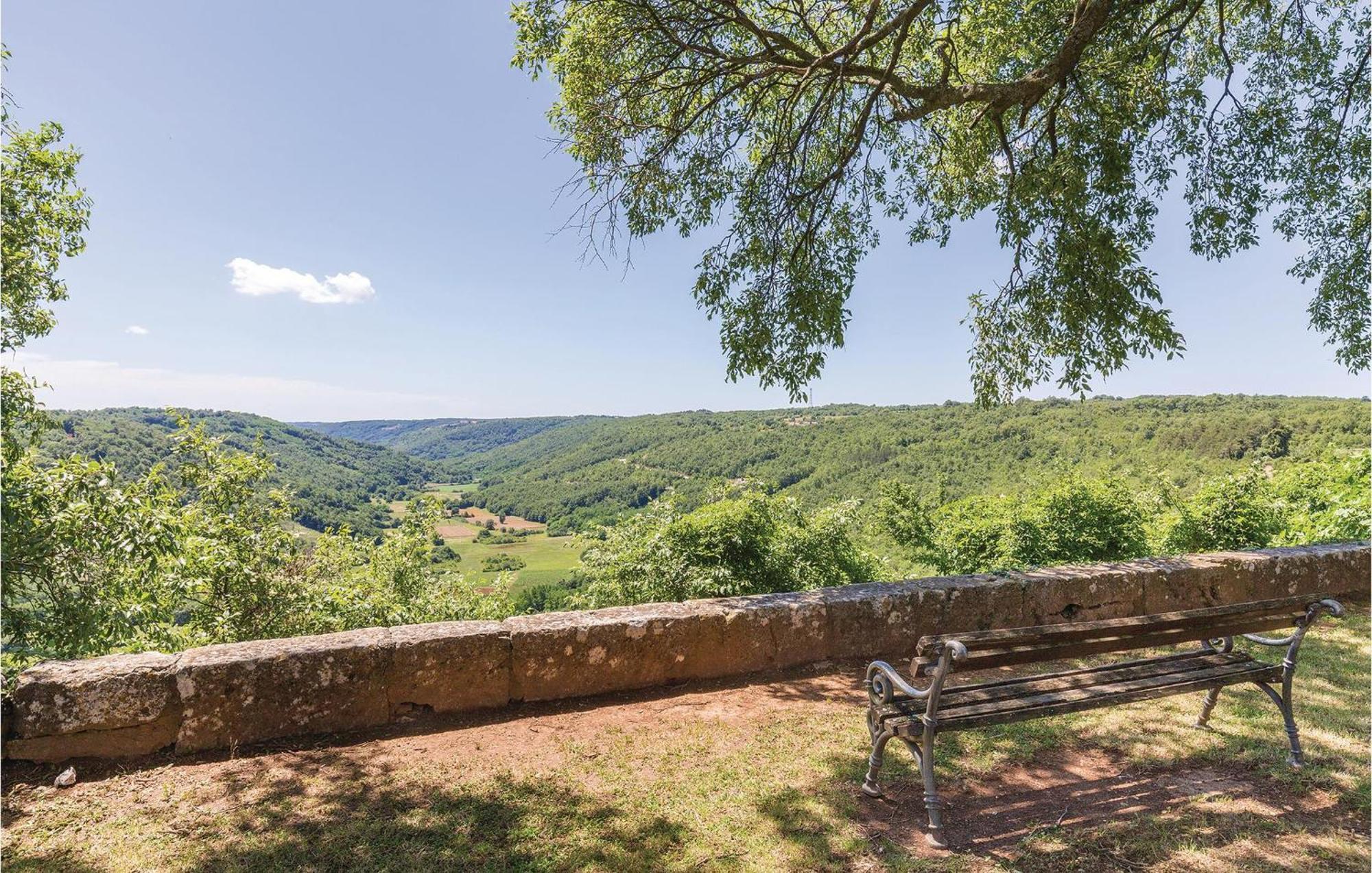 Beautiful Home In Tinjan With Jacuzzi Eksteriør billede