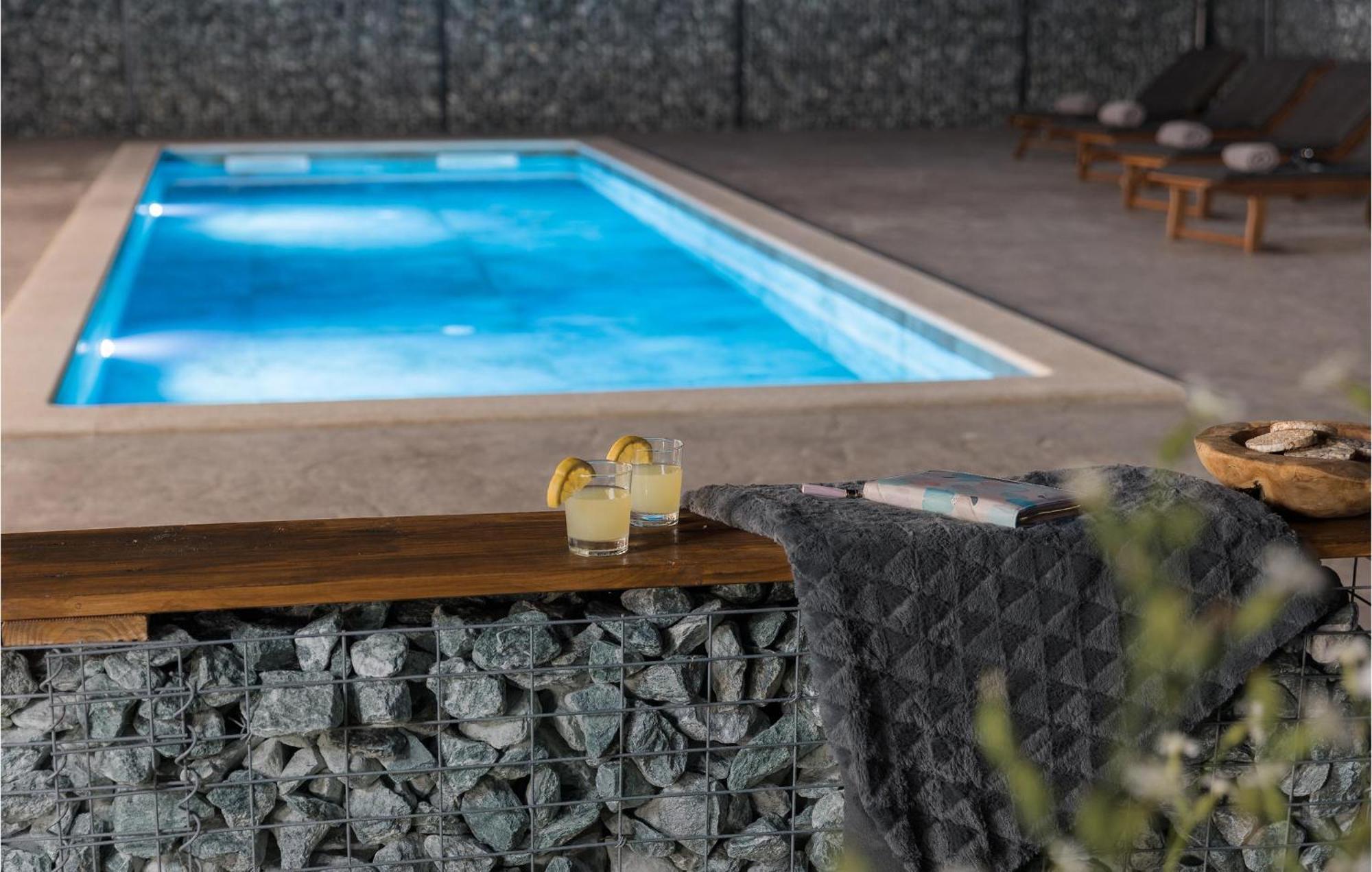 Beautiful Home In Tinjan With Jacuzzi Eksteriør billede