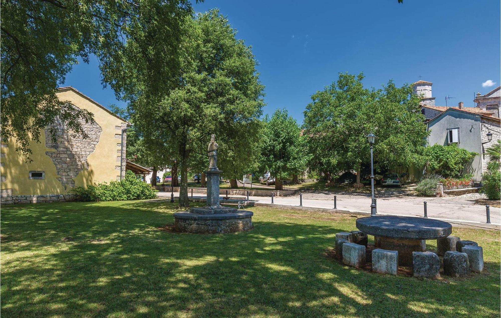 Beautiful Home In Tinjan With Jacuzzi Eksteriør billede