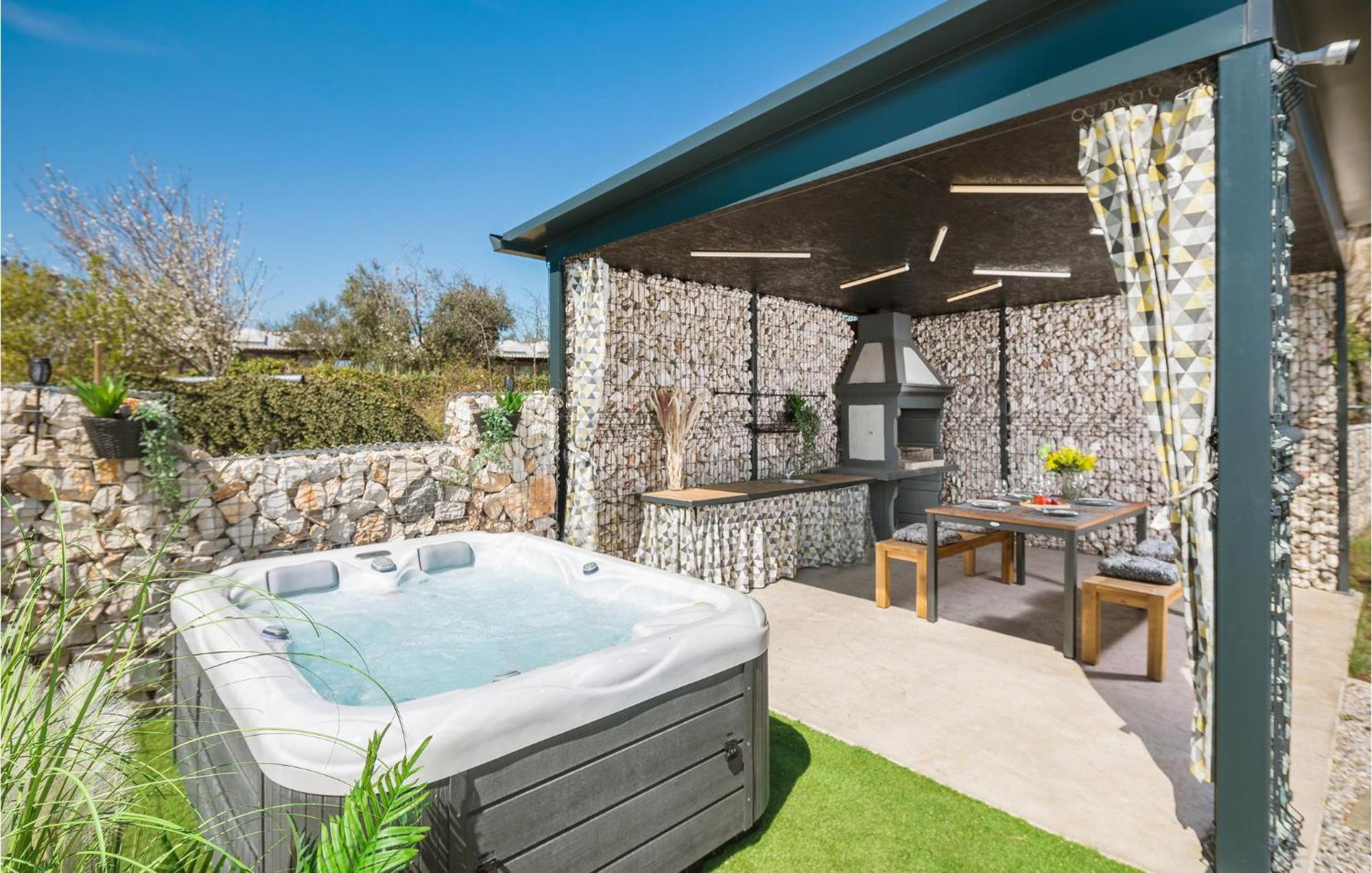 Beautiful Home In Tinjan With Jacuzzi Eksteriør billede